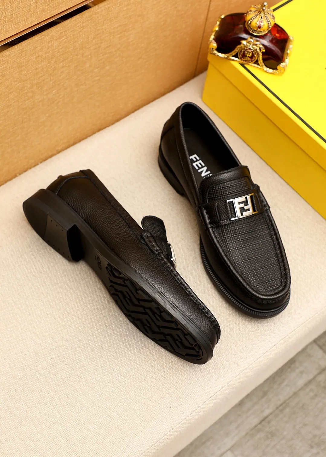 Men's shoes 💰460 💐 Product trademark: FENDI [Fendi] casual leather shoes Regular size: 38-44 (45🉑️customized) Product materials: Selected imported first-layer cross-grain cowhide leather upper + luxury hardware buckle, imported cowhide lining. Strong three-dimensional visual effect, original outsole color: 1⃣️color optional